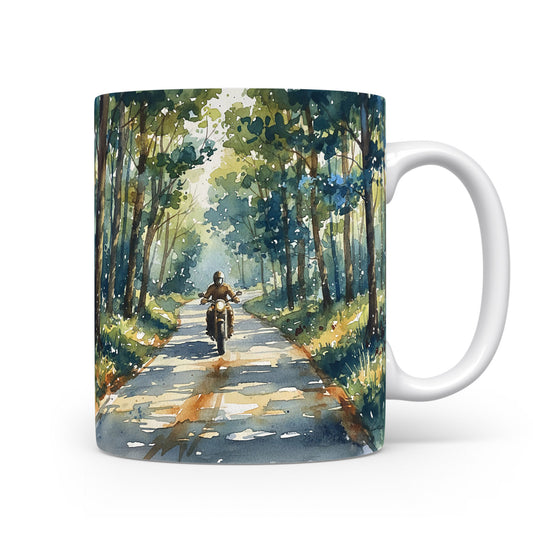 Motorka projíždějící lesem na hrnku