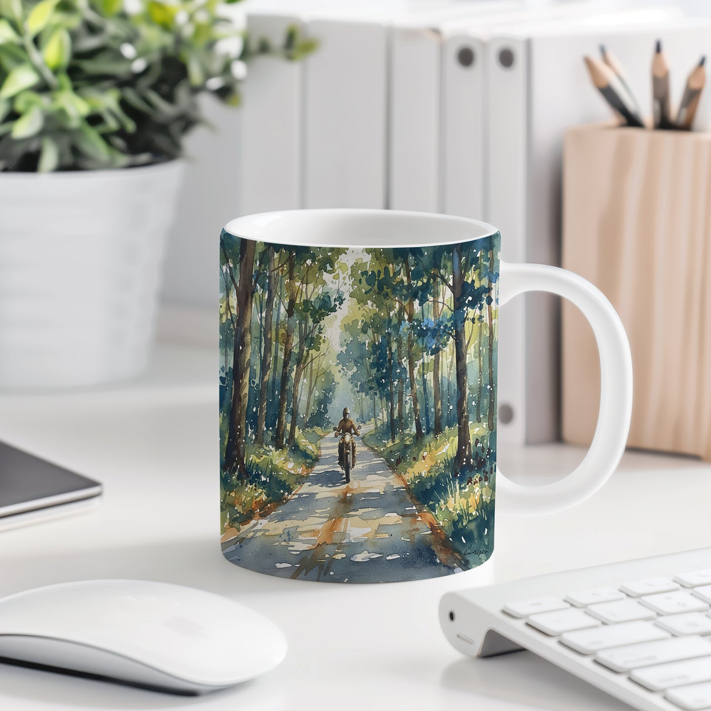 Hrnek s motorkou v lesním průjezdu