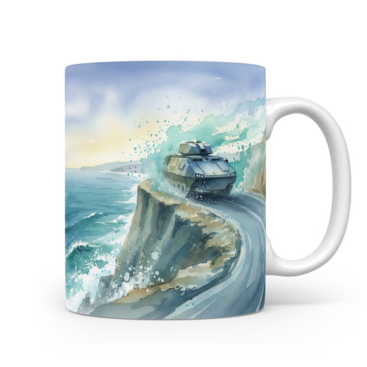 Hrnek s tankem na útesu u moře