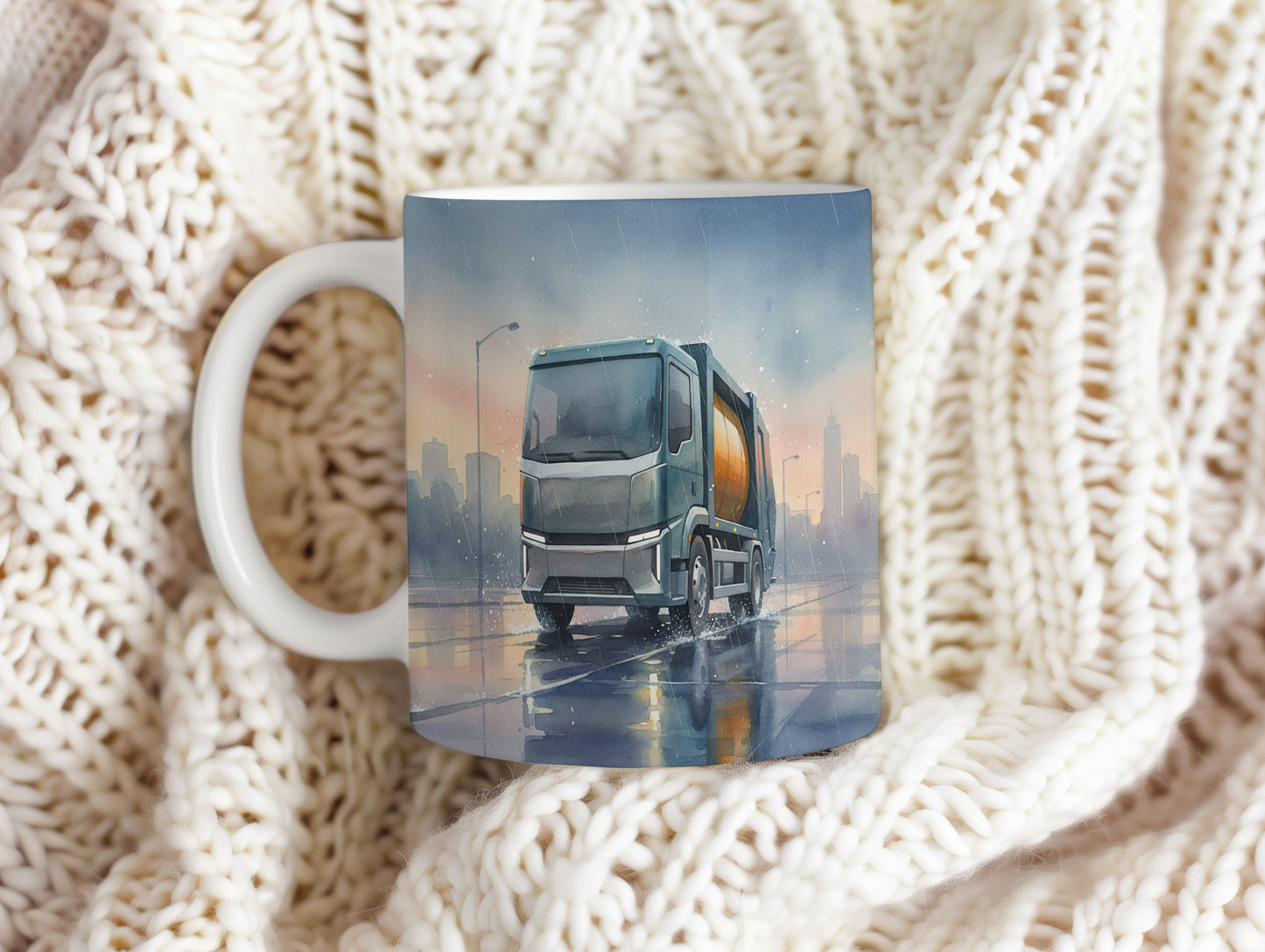 Hrnek s popelářským vozem v ranním dešti