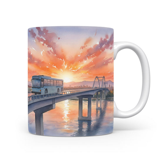 Autobus na mostě při západu slunce