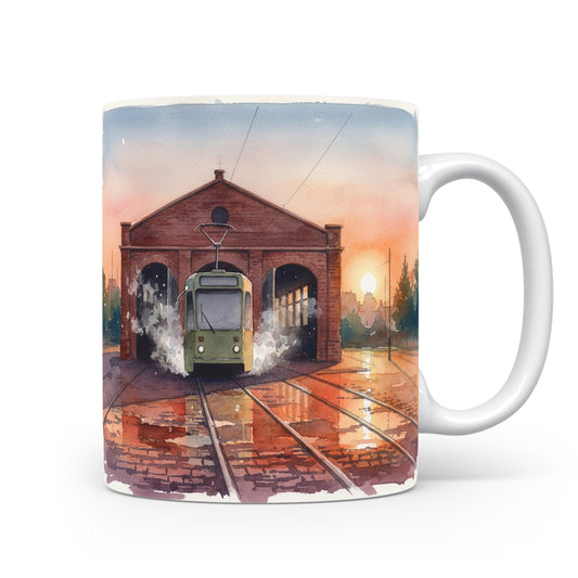 Hrnek s tramvají při západu slunce