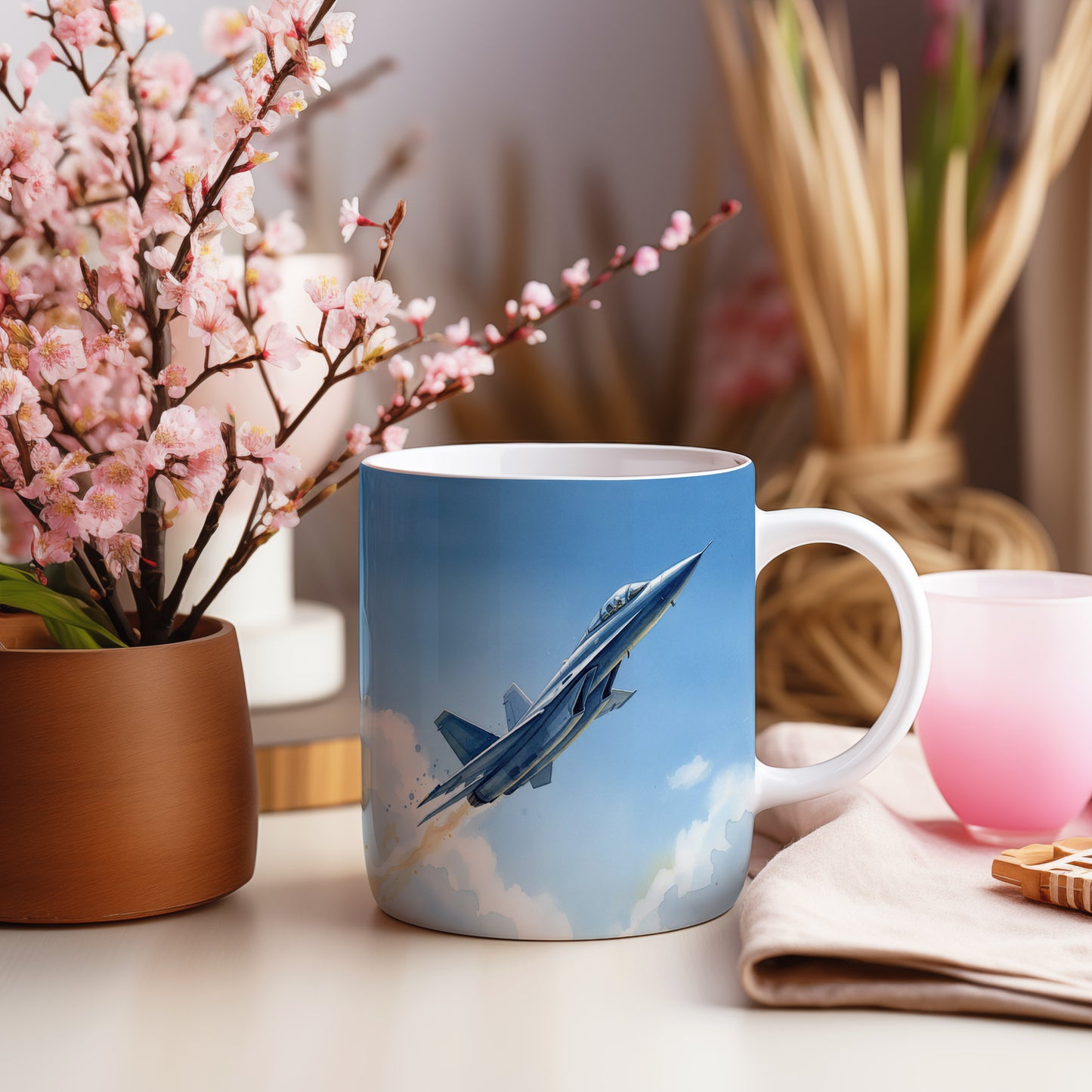 Hrnek s proudovým letounem na obloze