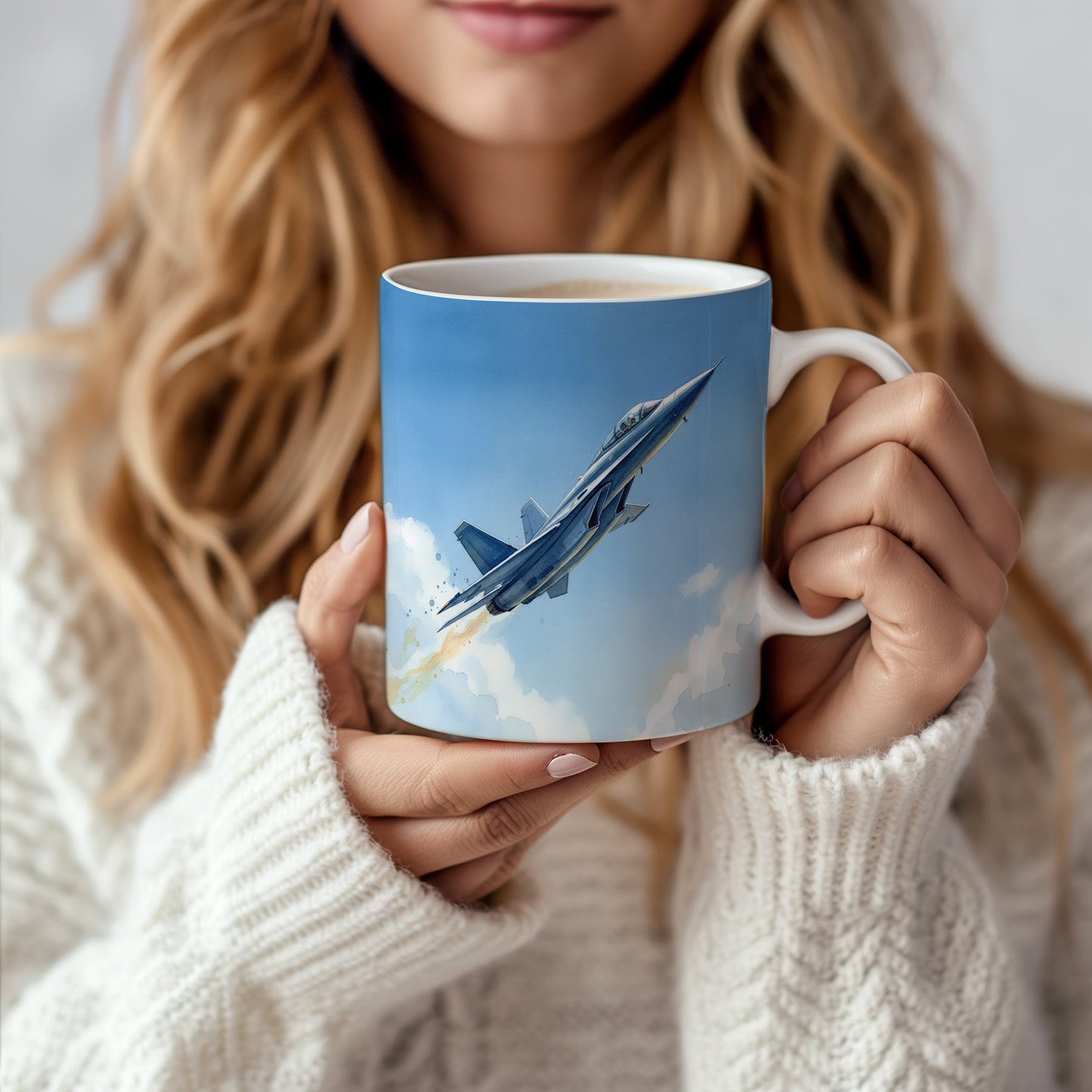 Hrnek s proudovým letounem na obloze