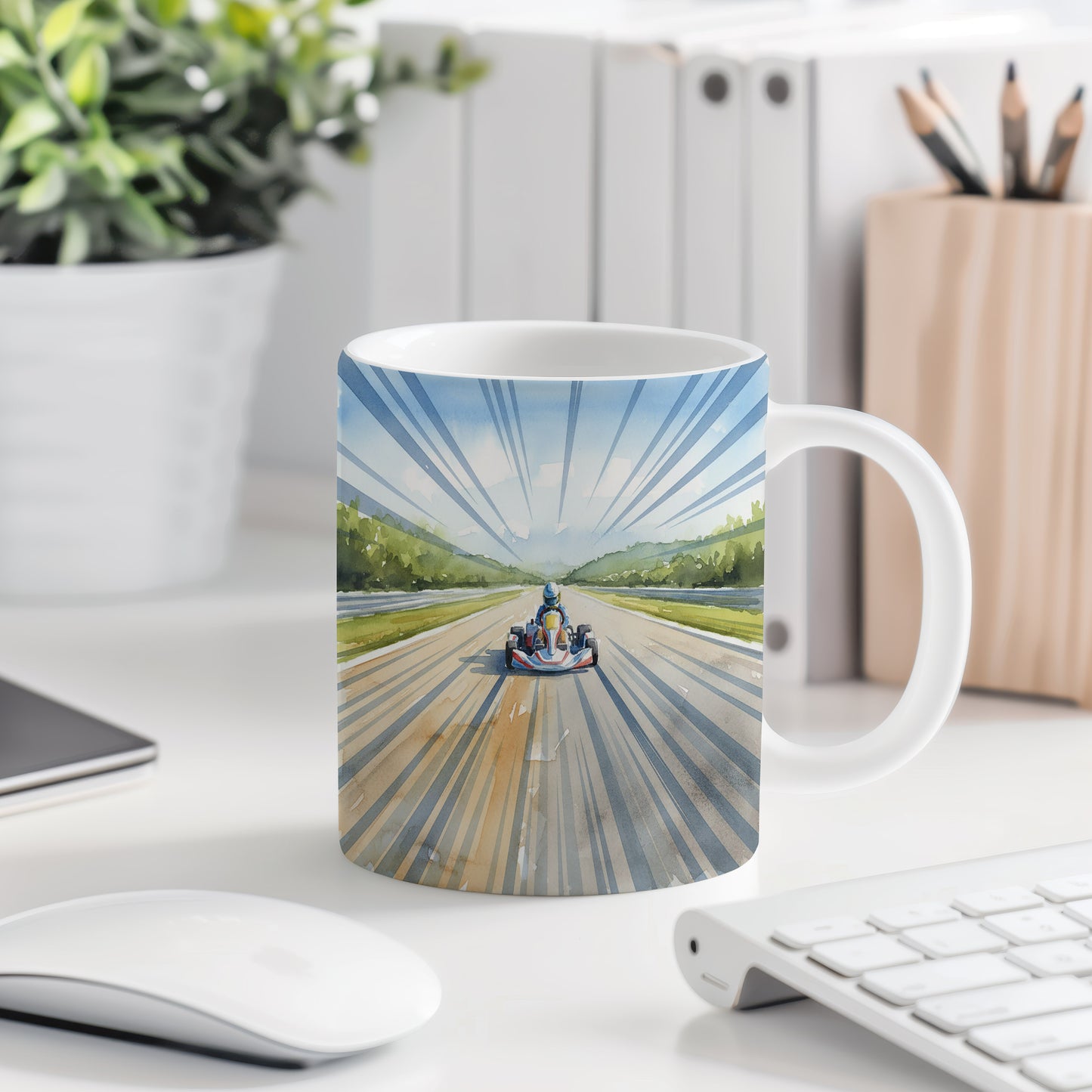 Hrnek s motokárou na závodní dráze