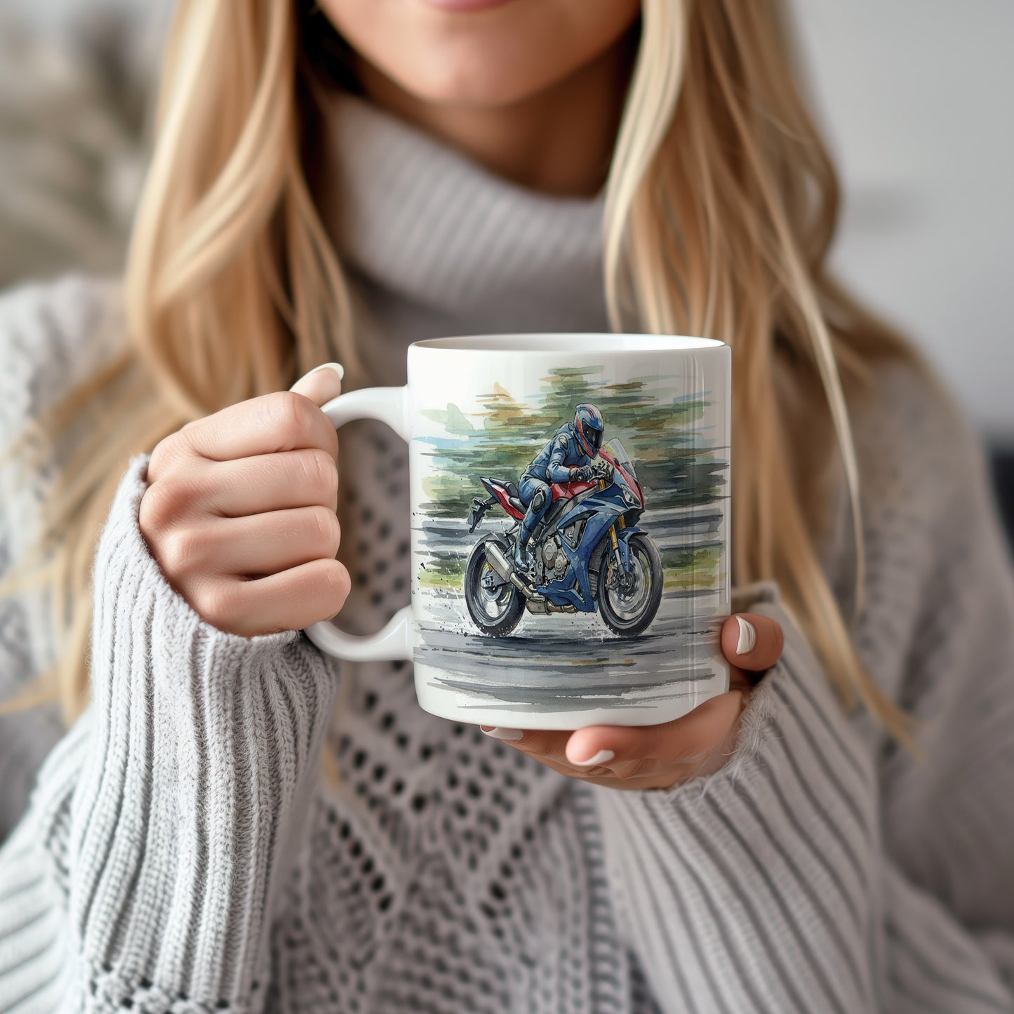 Hrnek s rychlou motorkou na trati