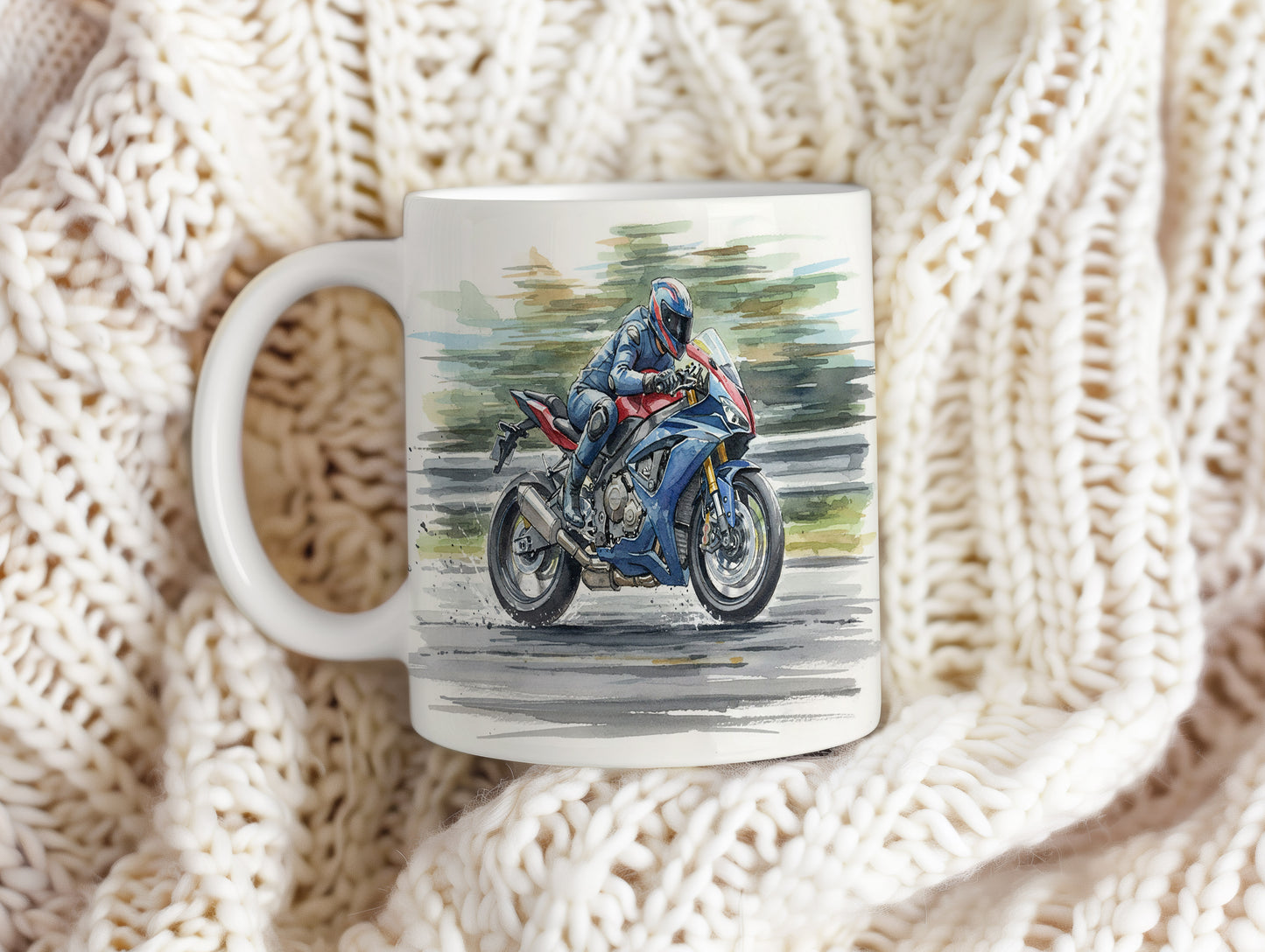 Hrnek s rychlou motorkou na trati