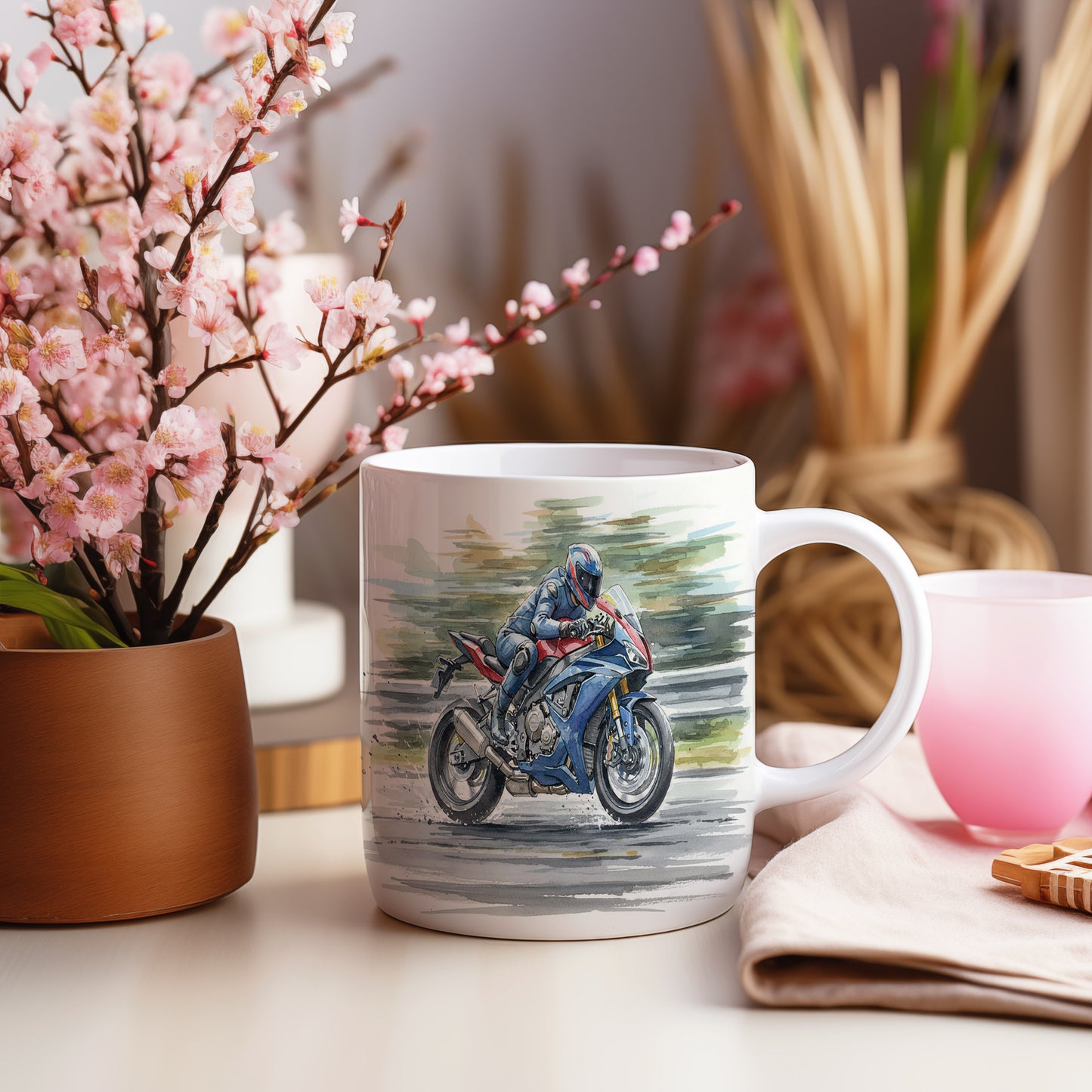 Hrnek s rychlou motorkou na trati