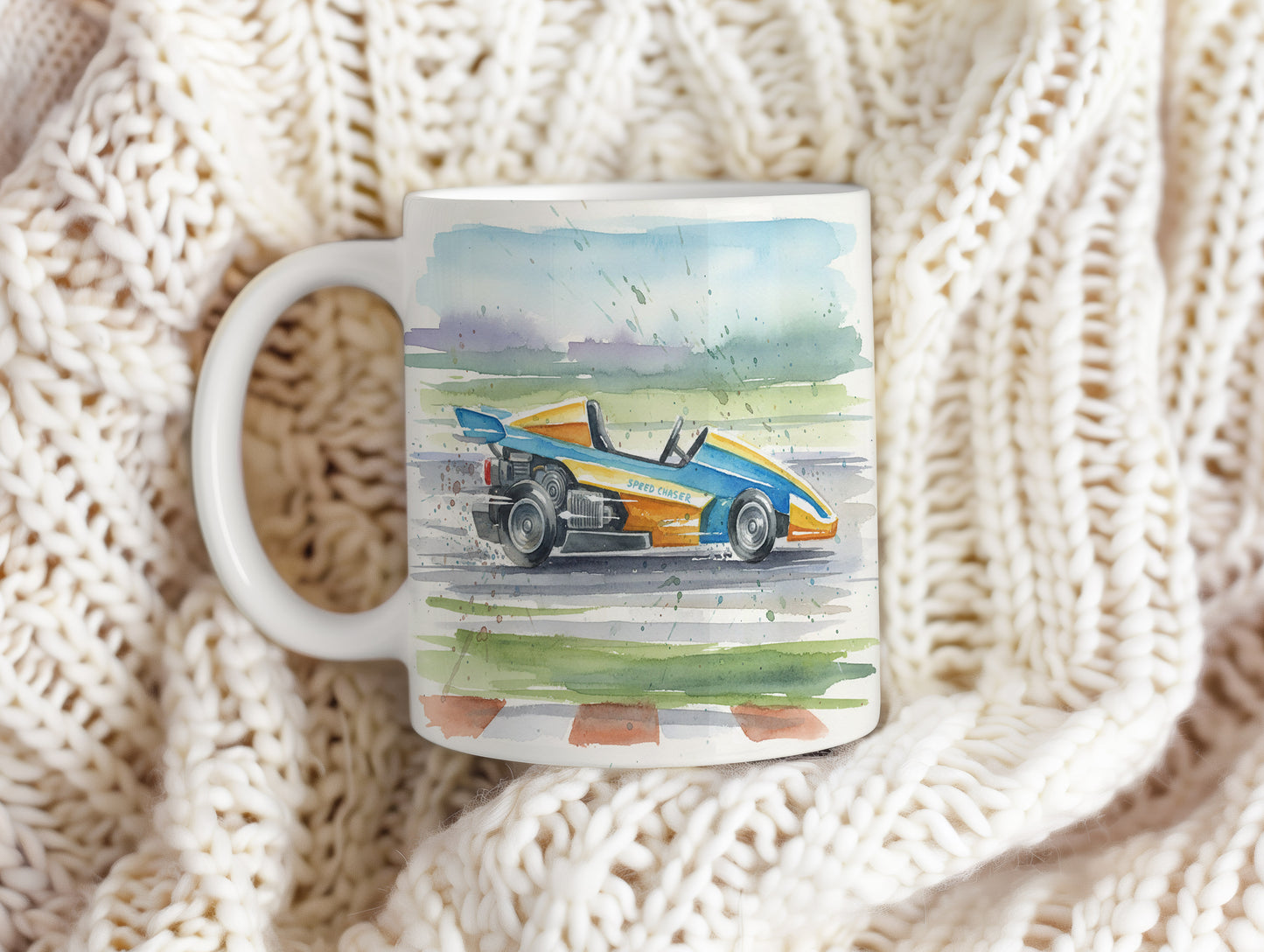 Hrnek s rychlou motokárou na závodní dráze