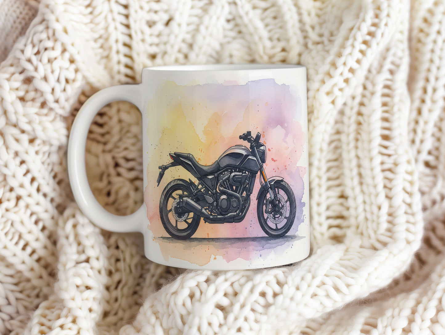 Hrnek s motorkou na pastelovém pozadí