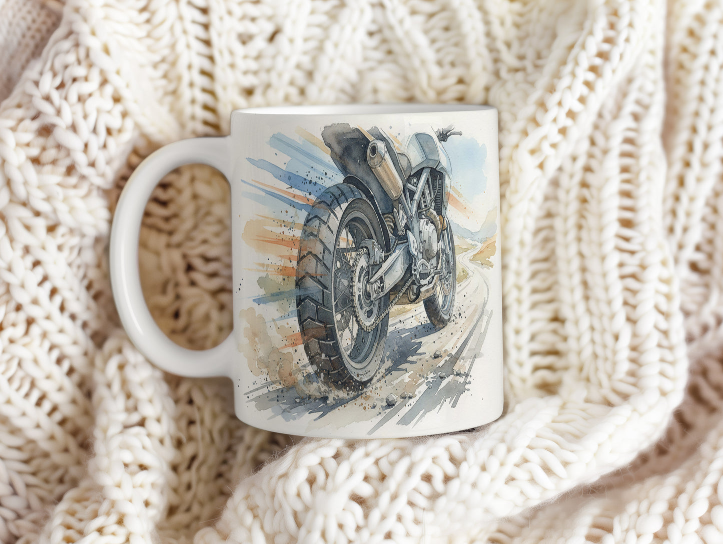 Hrnek s divokou motorkou na šotolině