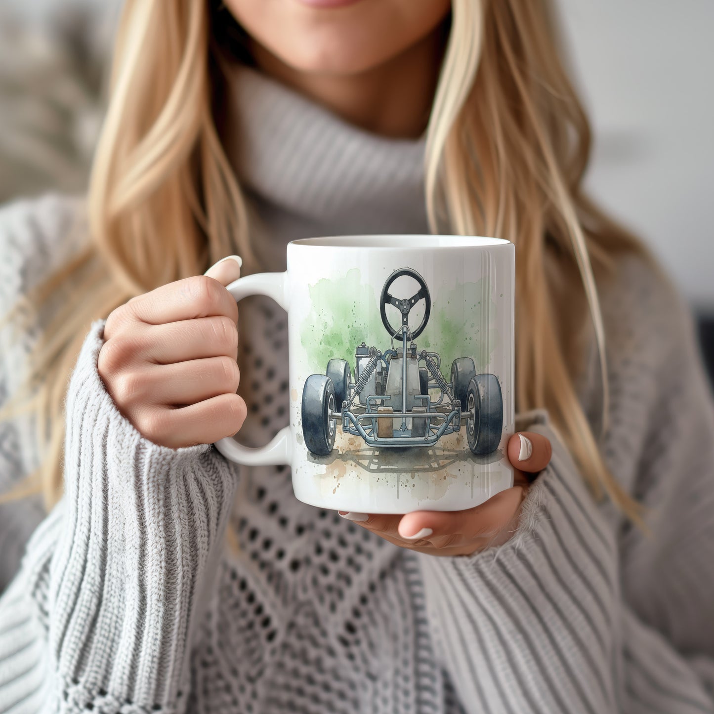 Hrnek s motokárou na závodní dráze