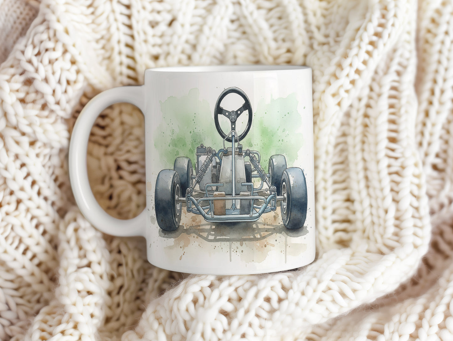 Hrnek s motokárou na závodní dráze