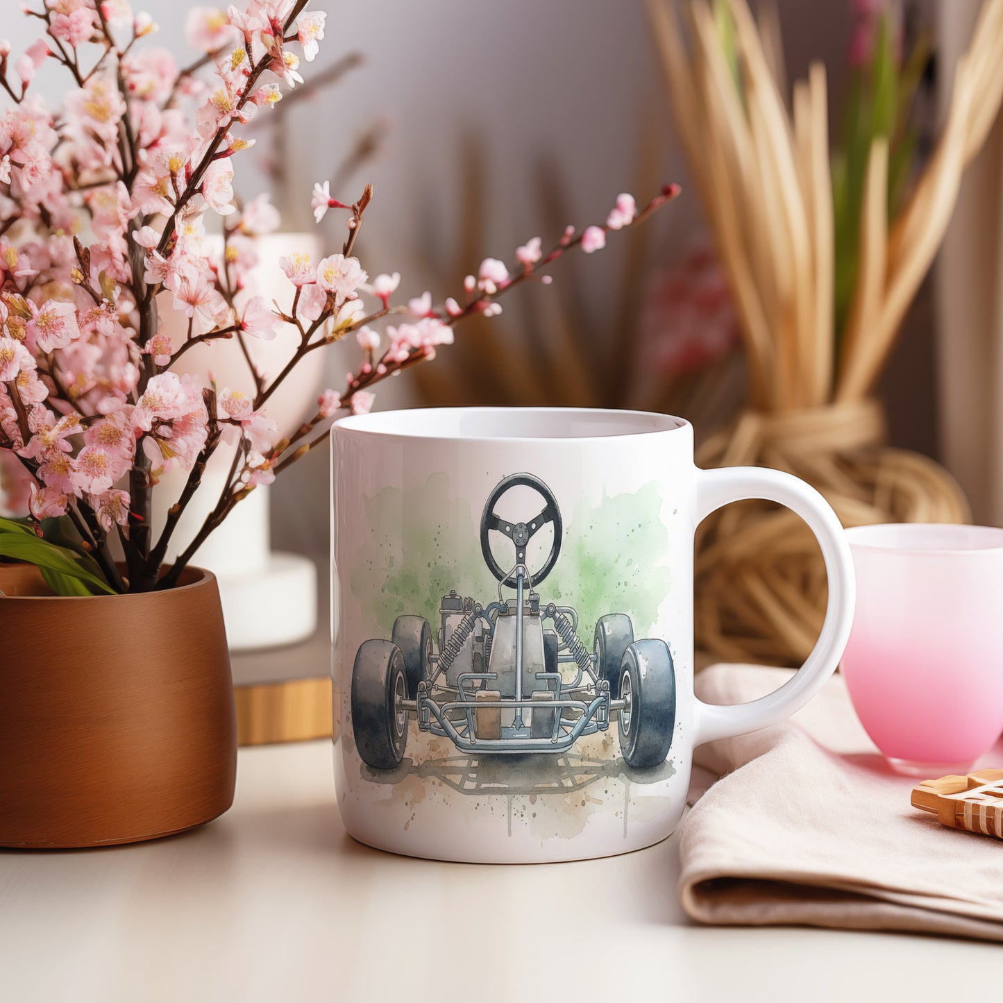 Hrnek s motokárou na závodní dráze