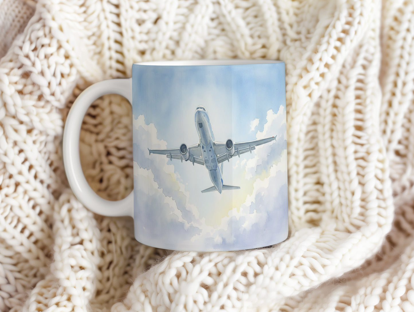 Hrnek s letadlem v modré obloze