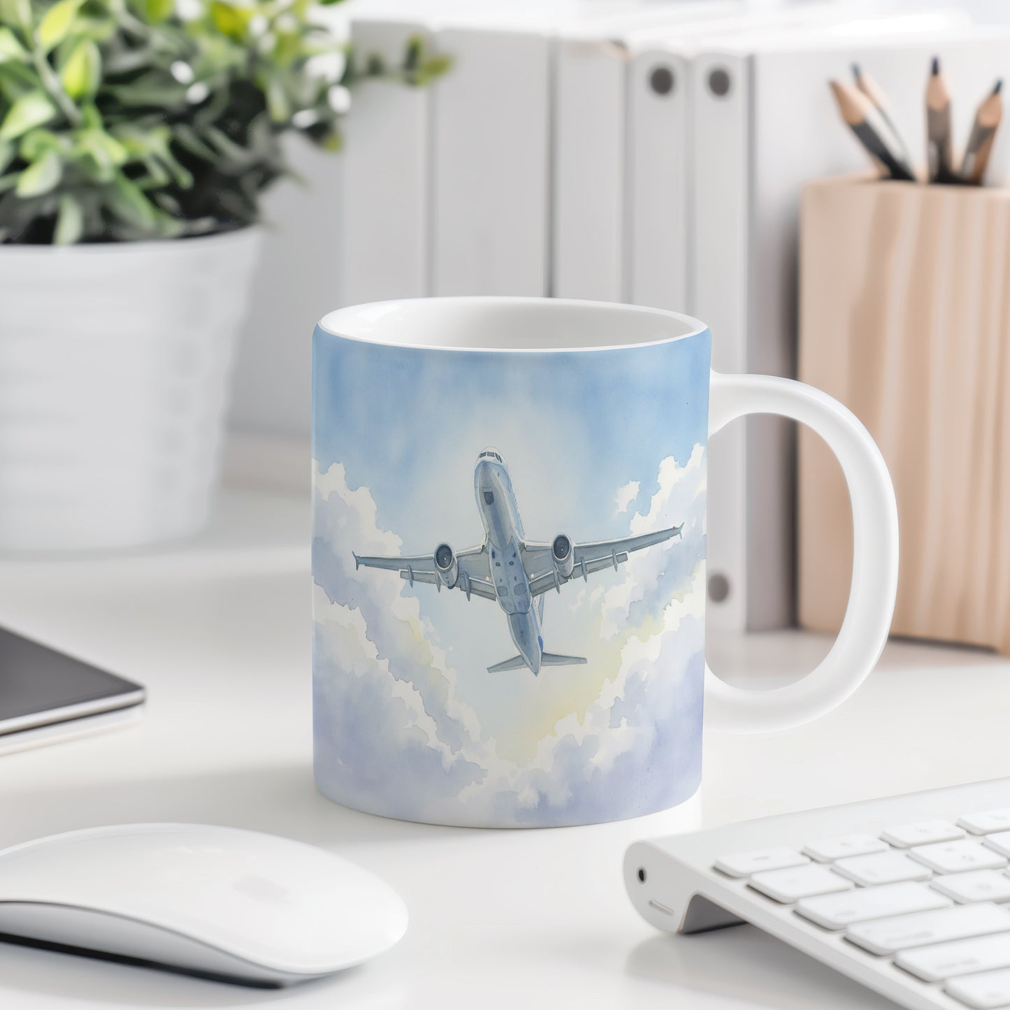 Hrnek s letadlem v modré obloze