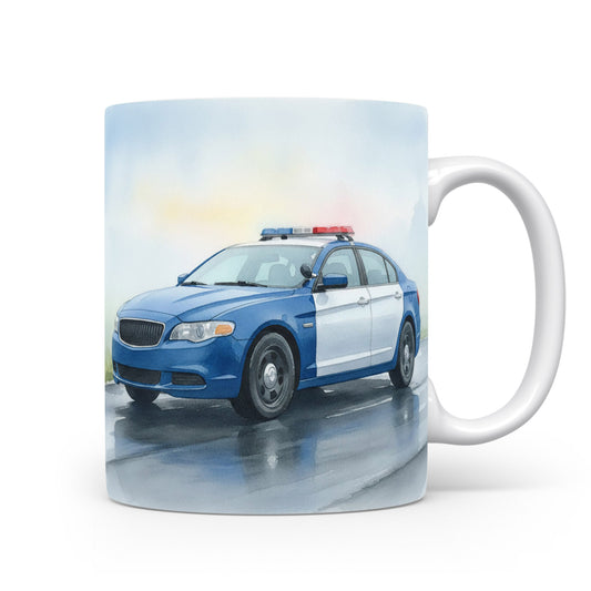 Hrnek s policejním autem na mokré vozovce