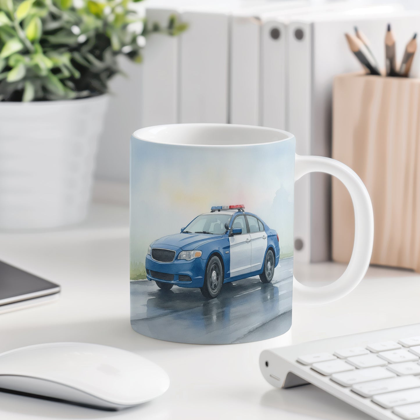 Hrnek s policejním autem na mokré vozovce