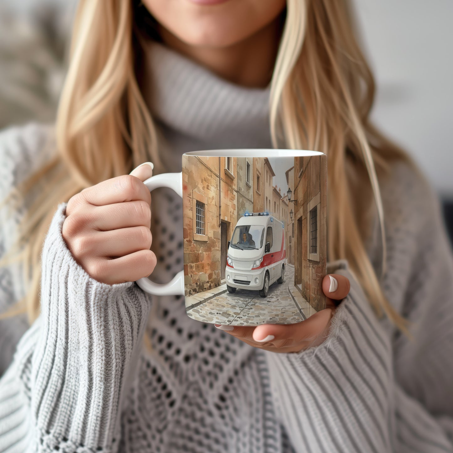 Hrnek s sanitkou v historické uličce