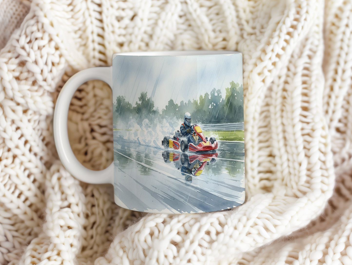 Hrnek s motokárou na mokré dráze