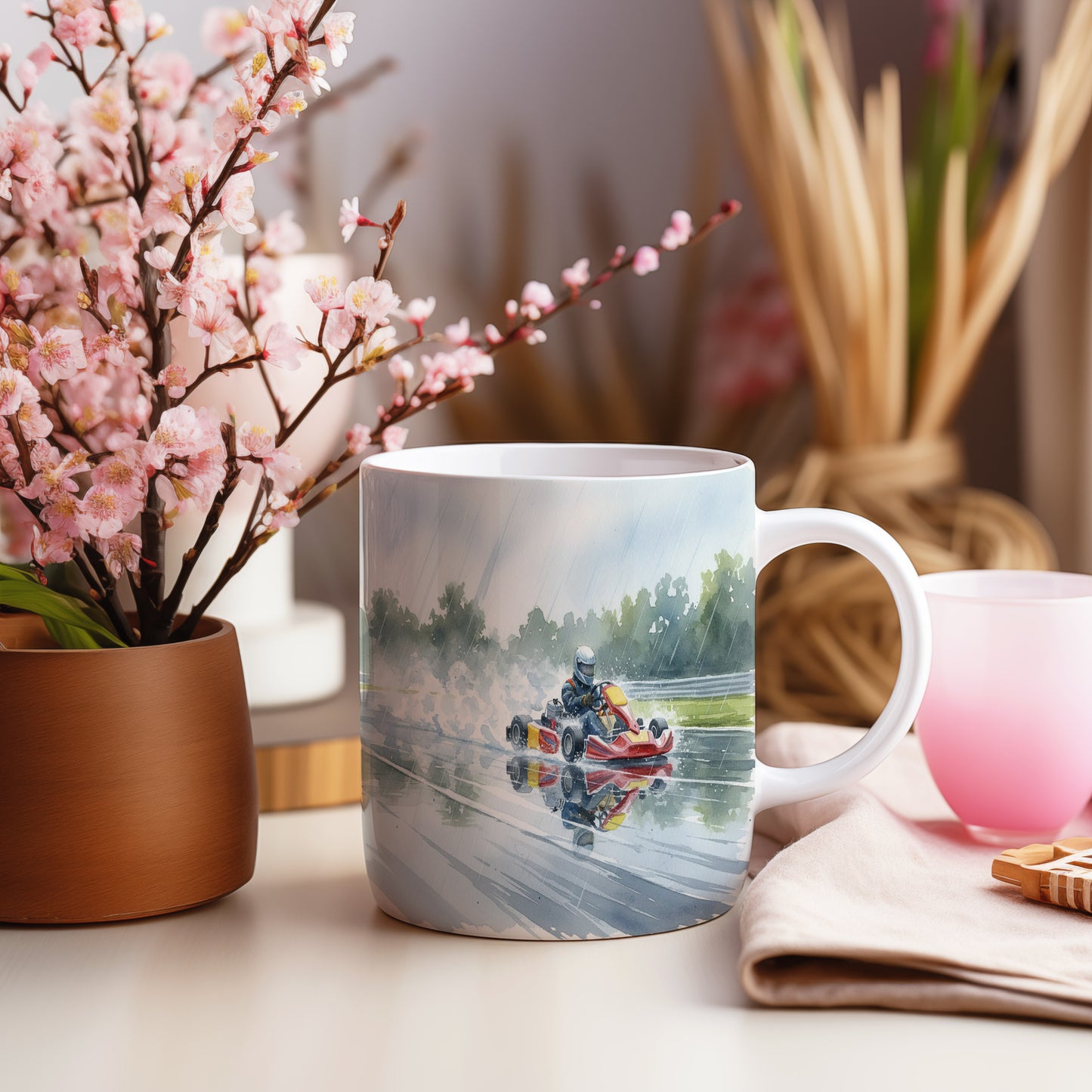 Hrnek s motokárou na mokré dráze