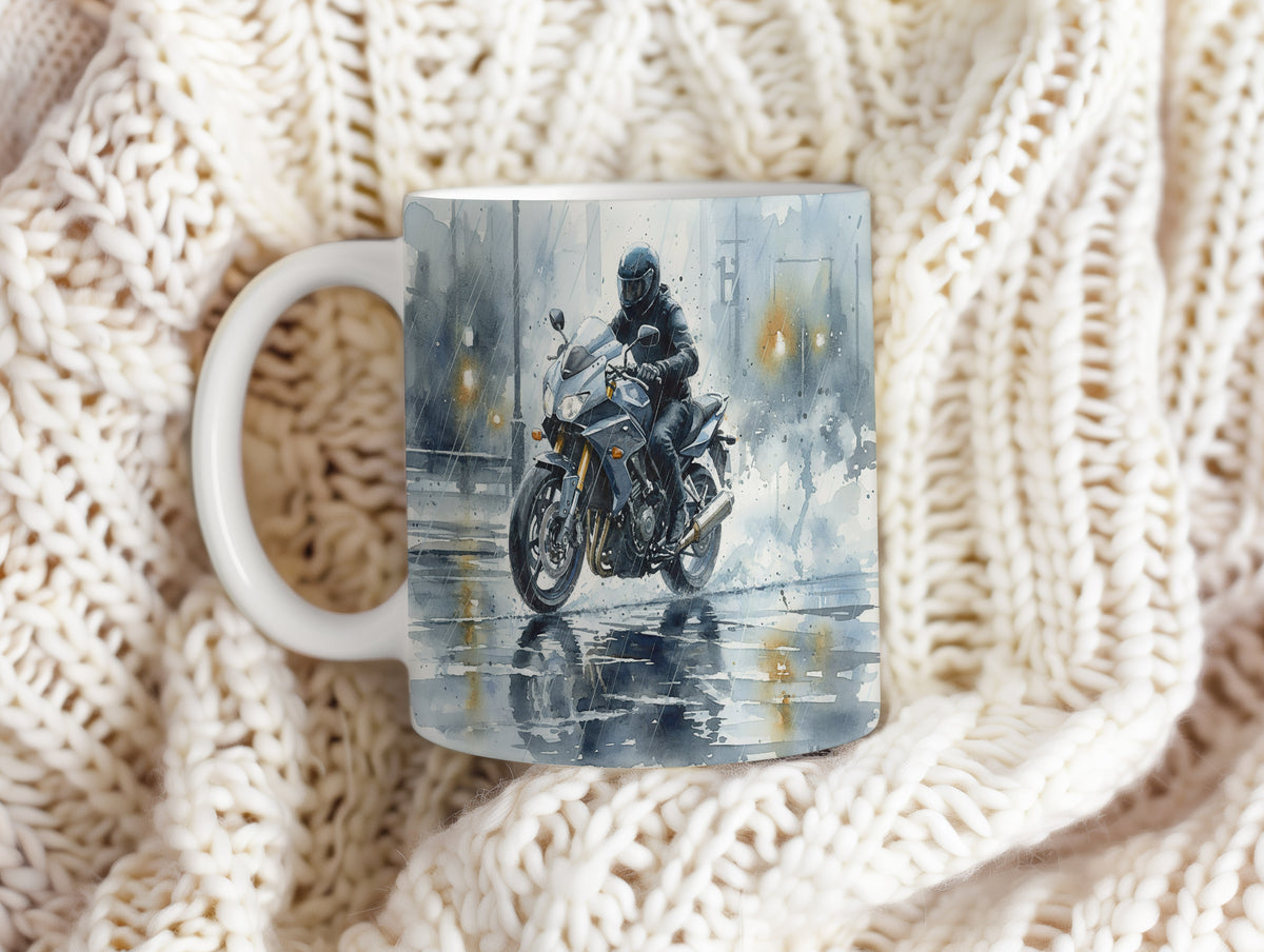 Hrnek s jezdcem na motorce v ulicích