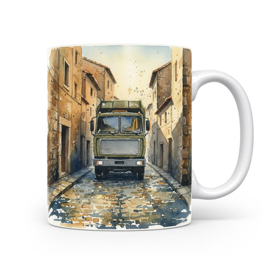 Hrnek s náklaďákem v uličce