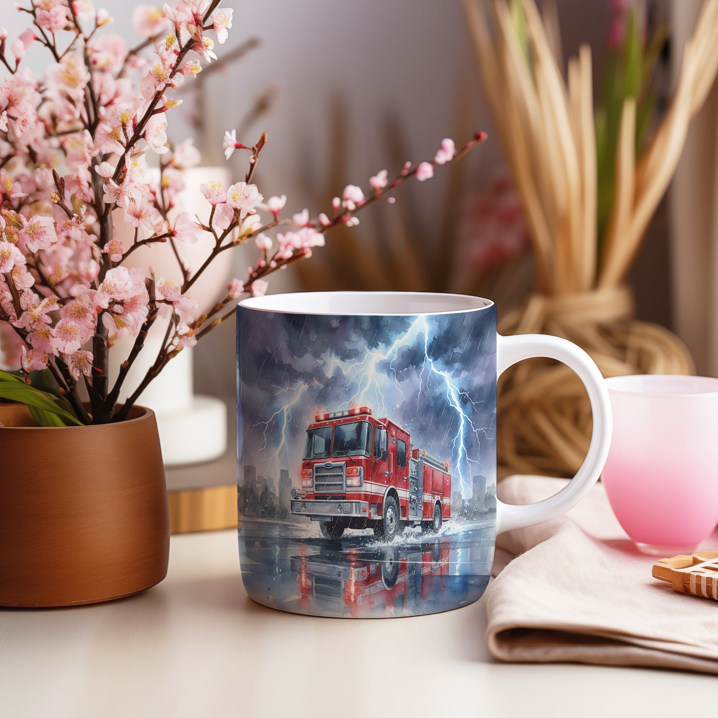 Hrnek s hasičským vozem v bouřlivé akci