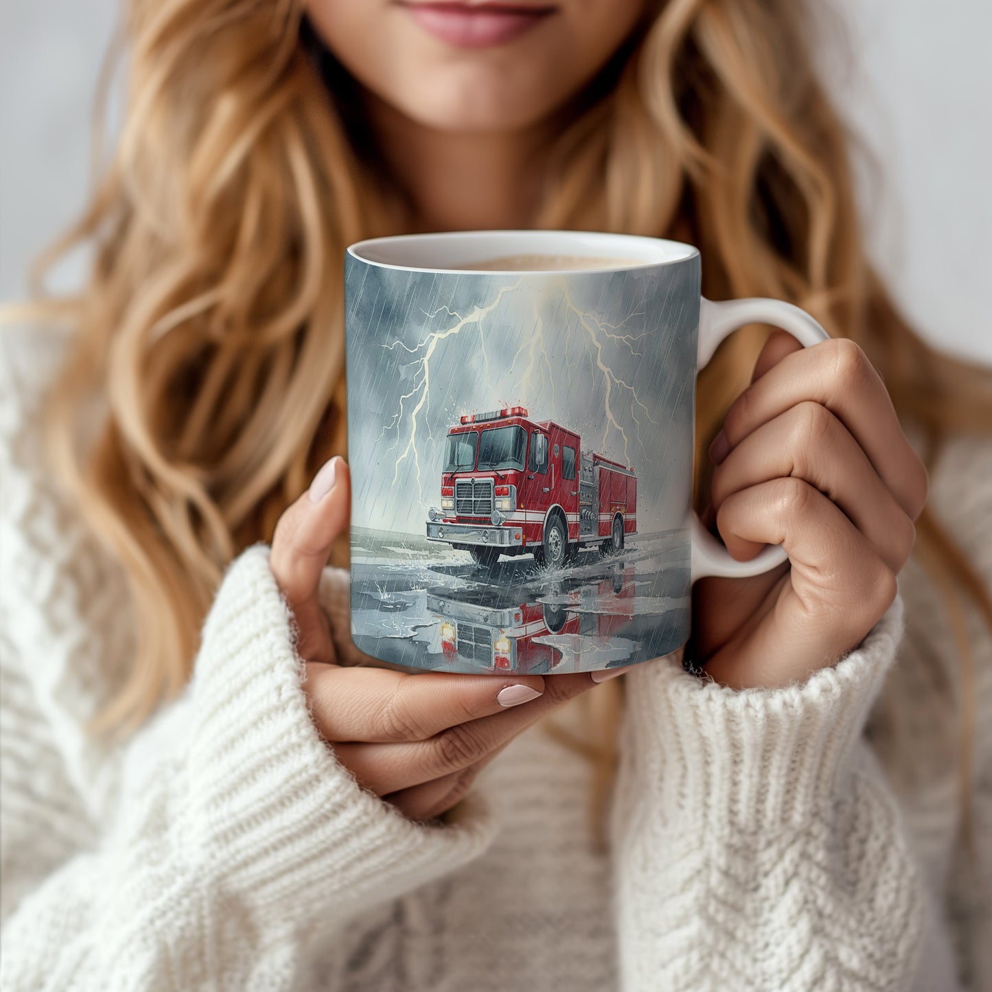 Hrnek s hasičským vozem v bouři