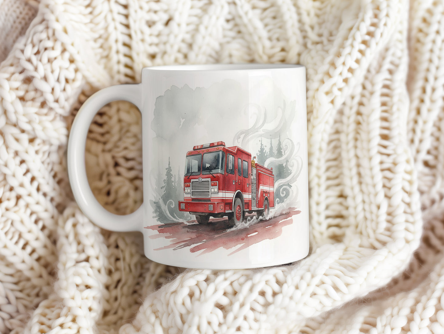 Hrnek s hasičským vozem v mlze