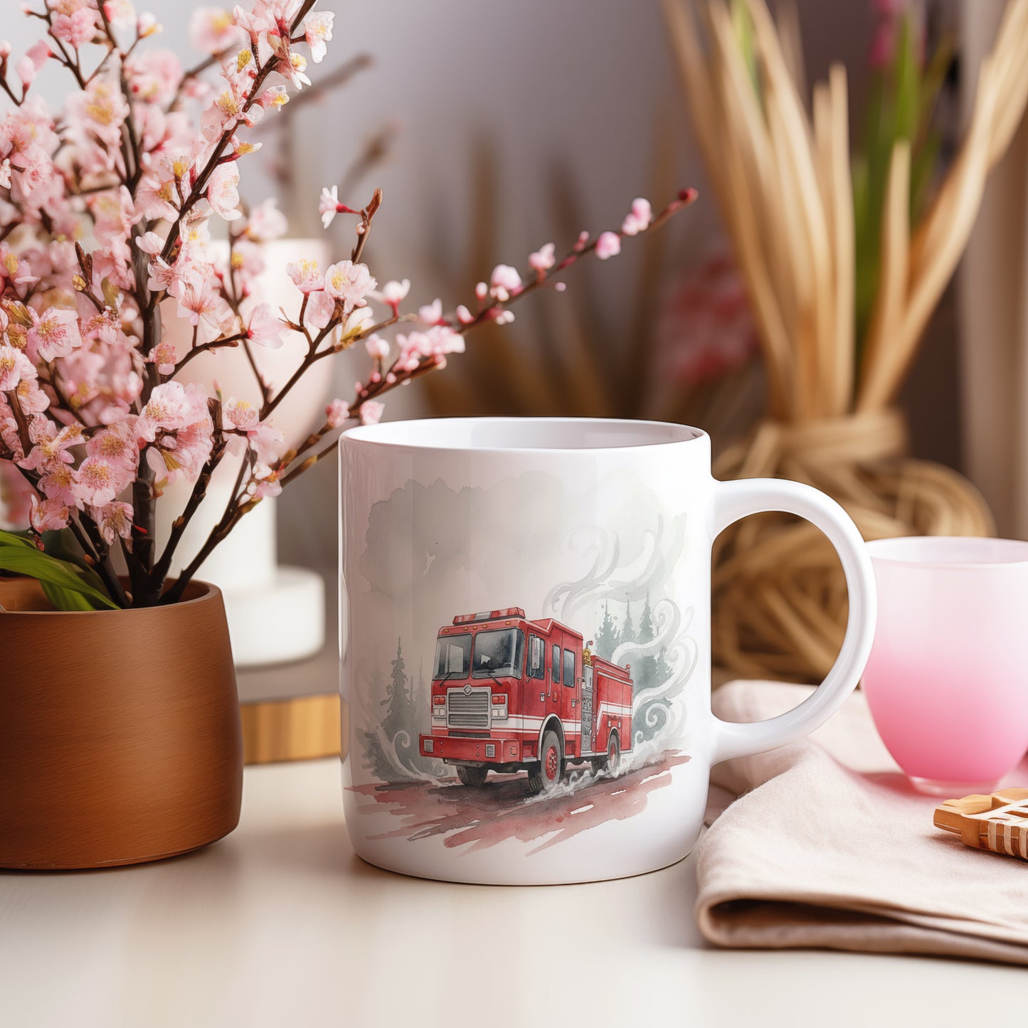 Hrnek s hasičským vozem v mlze