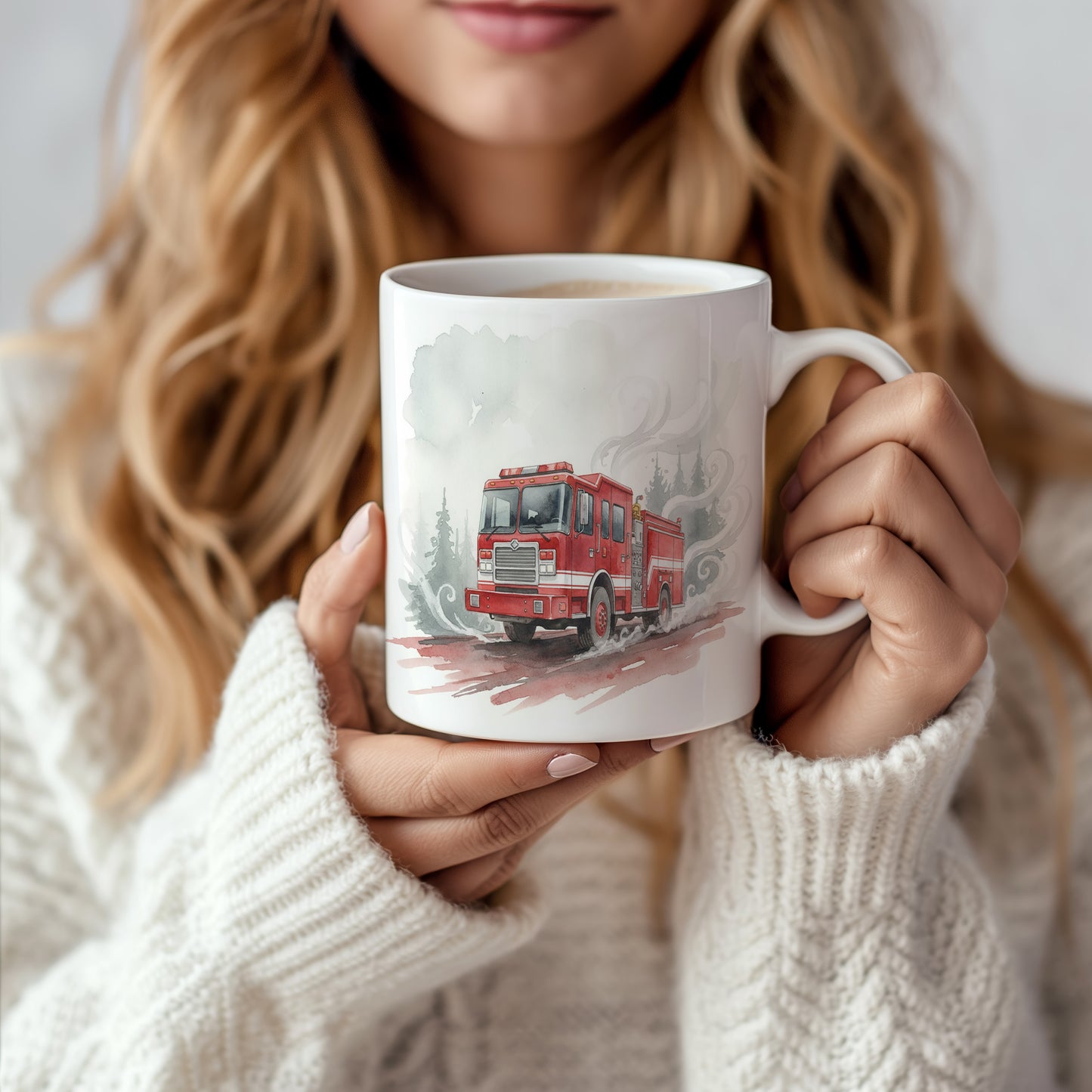 Hrnek s hasičským vozem v mlze