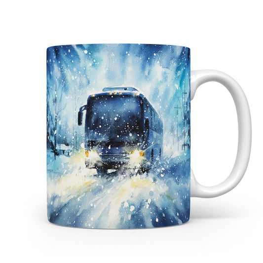 Hrnek s autobusem v zimní krajině