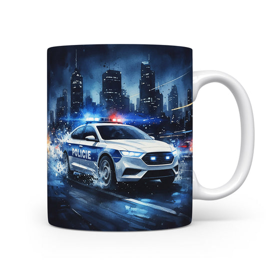 Hrnek s policejním vozem v nočním městě
