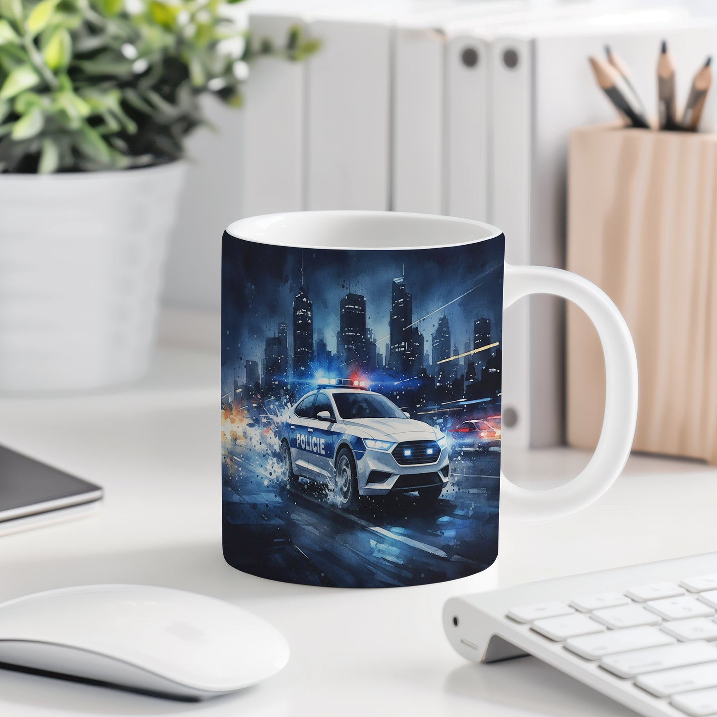 Hrnek s policejním vozem v nočním městě