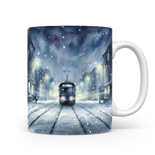 Hrnek s tramvají v zimní noci