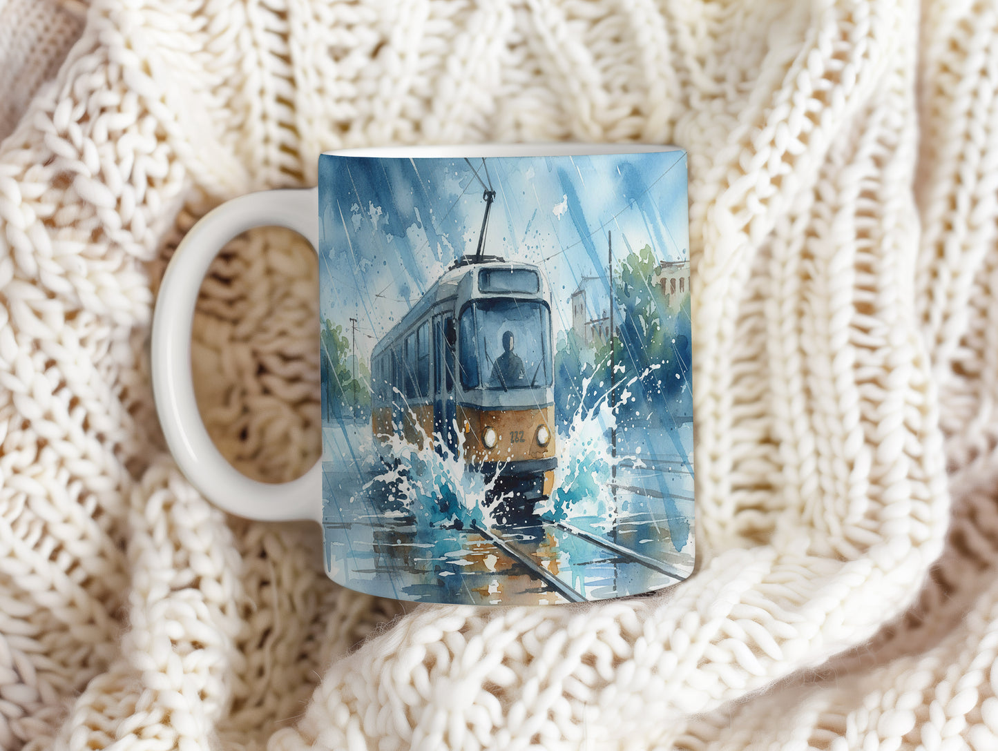 Hrnek s tramvají v dešti