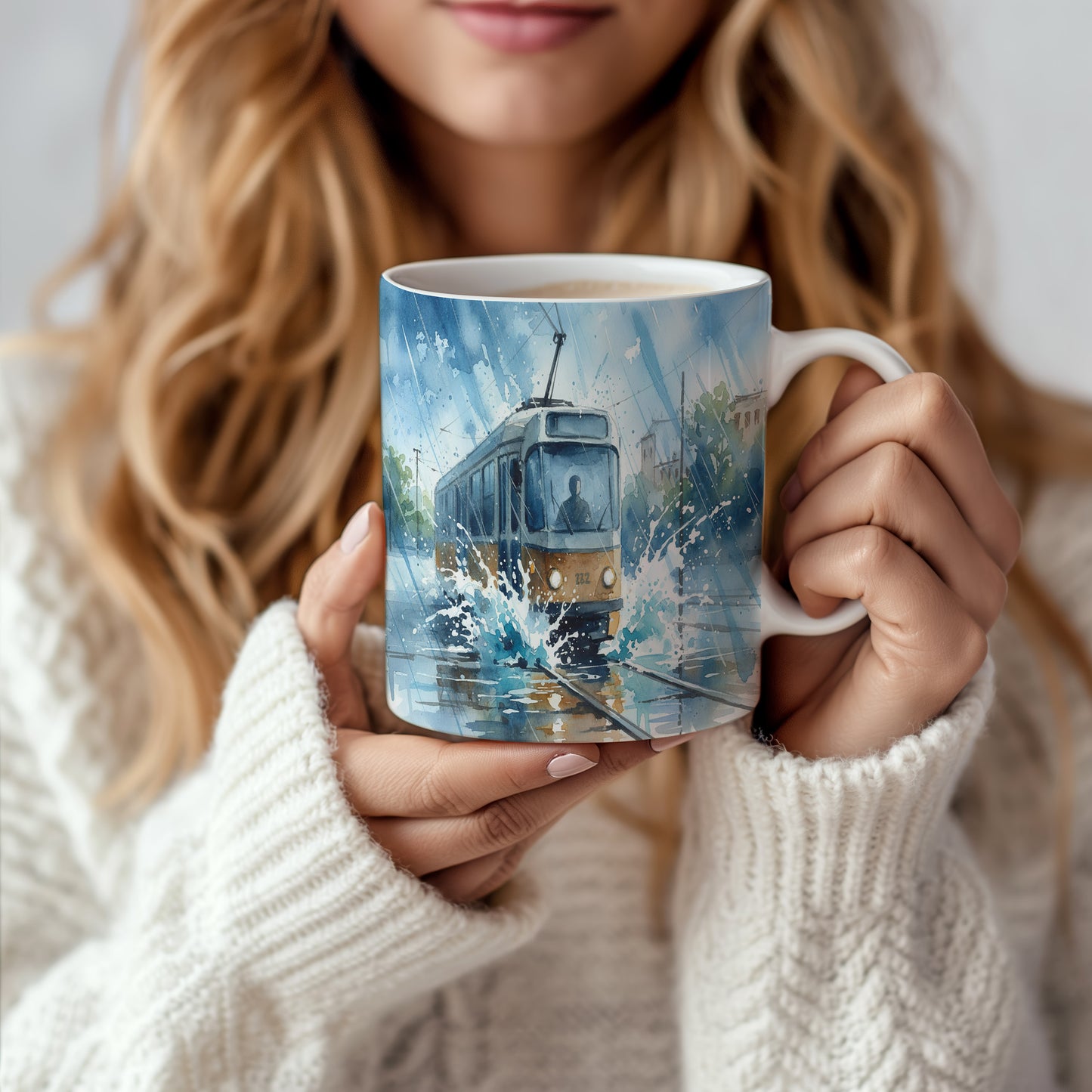 Hrnek s tramvají v dešti