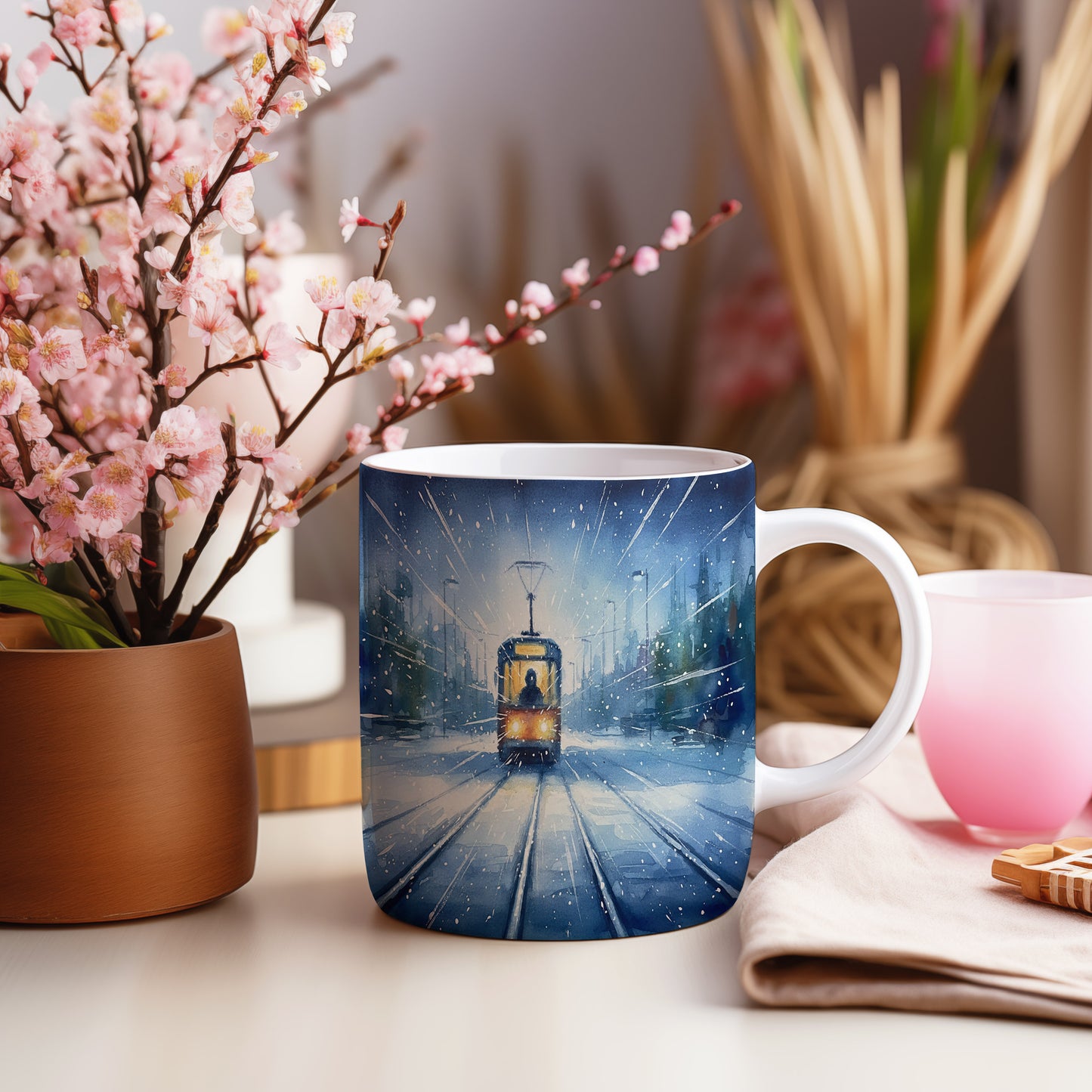 Hrnek s tramvají v zimní krajině