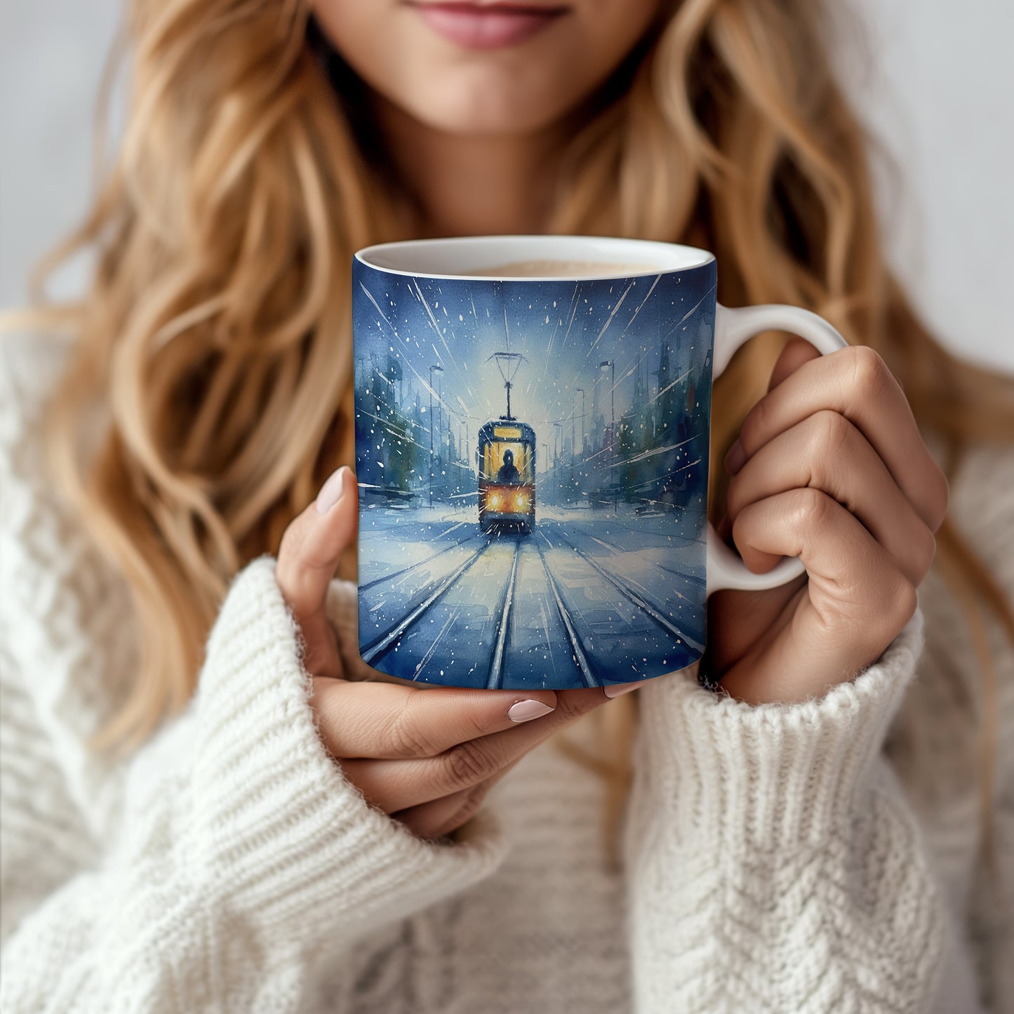 Hrnek s tramvají v zimní krajině