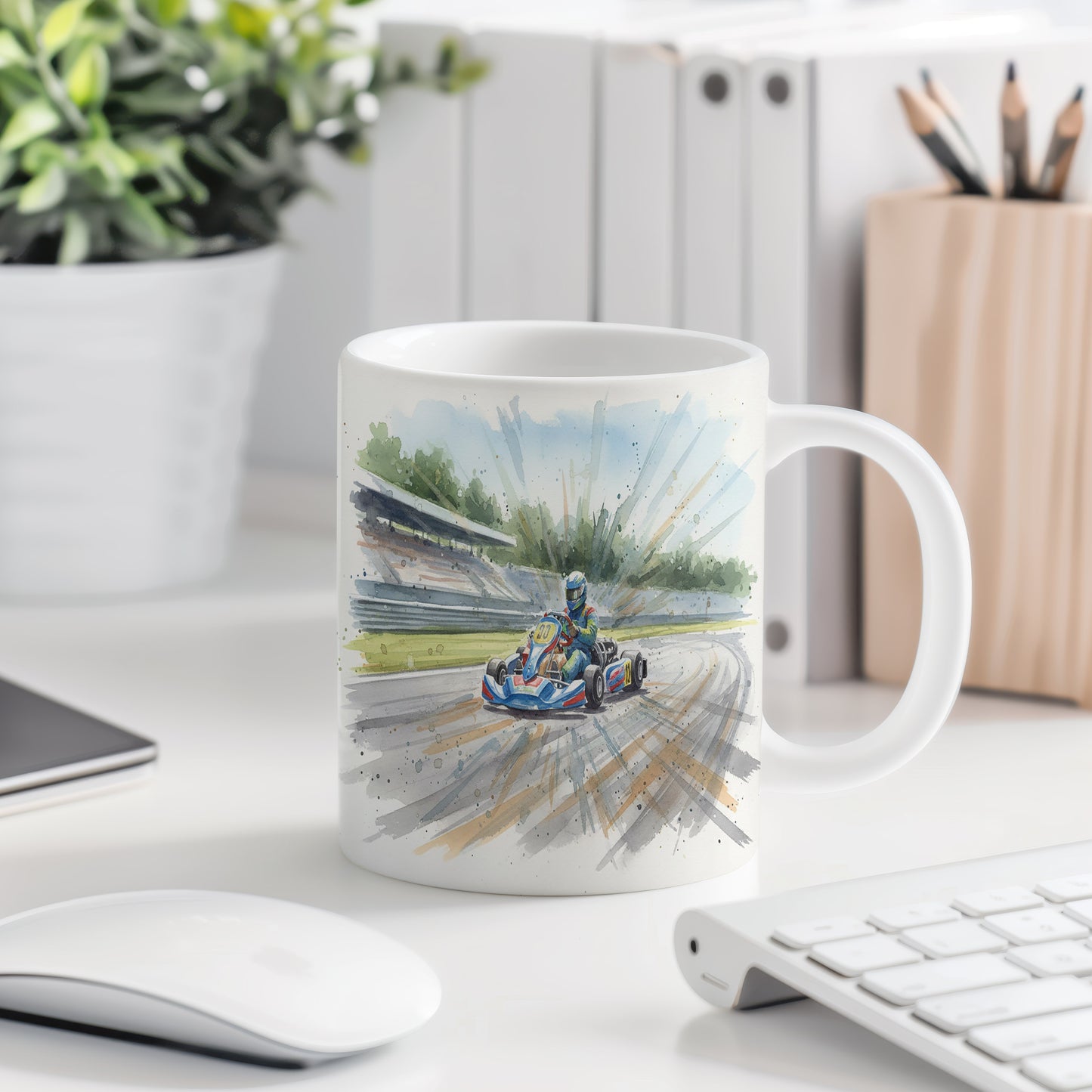 Hrnek s motokárou na závodní dráze