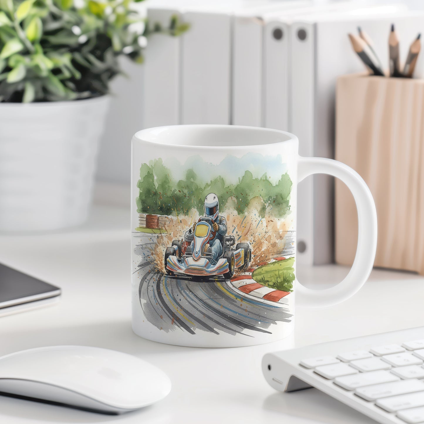 Hrnek s motokárou na závodní trati