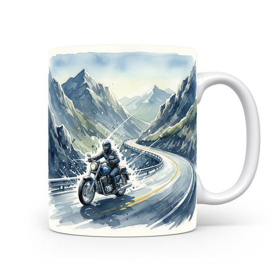 Motorkář v horské krajině na hrnku