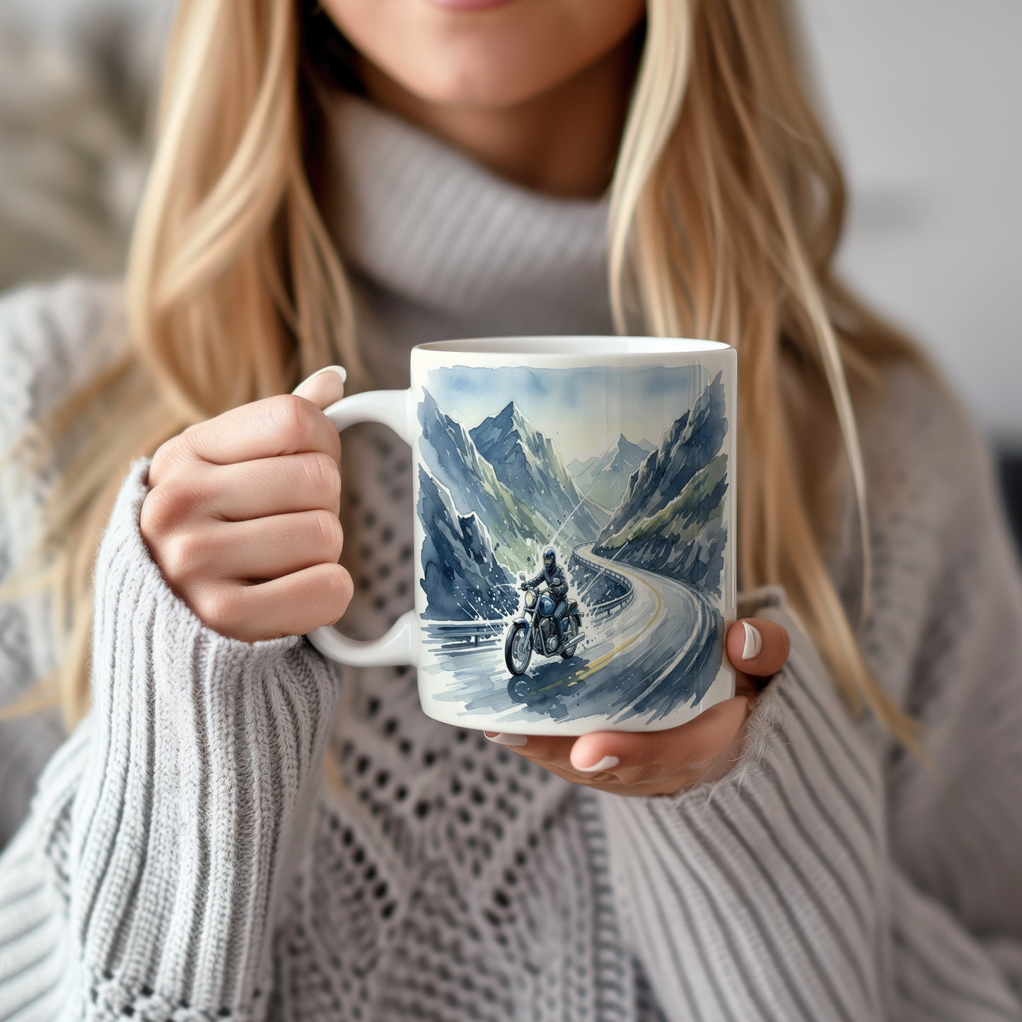 Hrnek s motorkářem v horské krajině