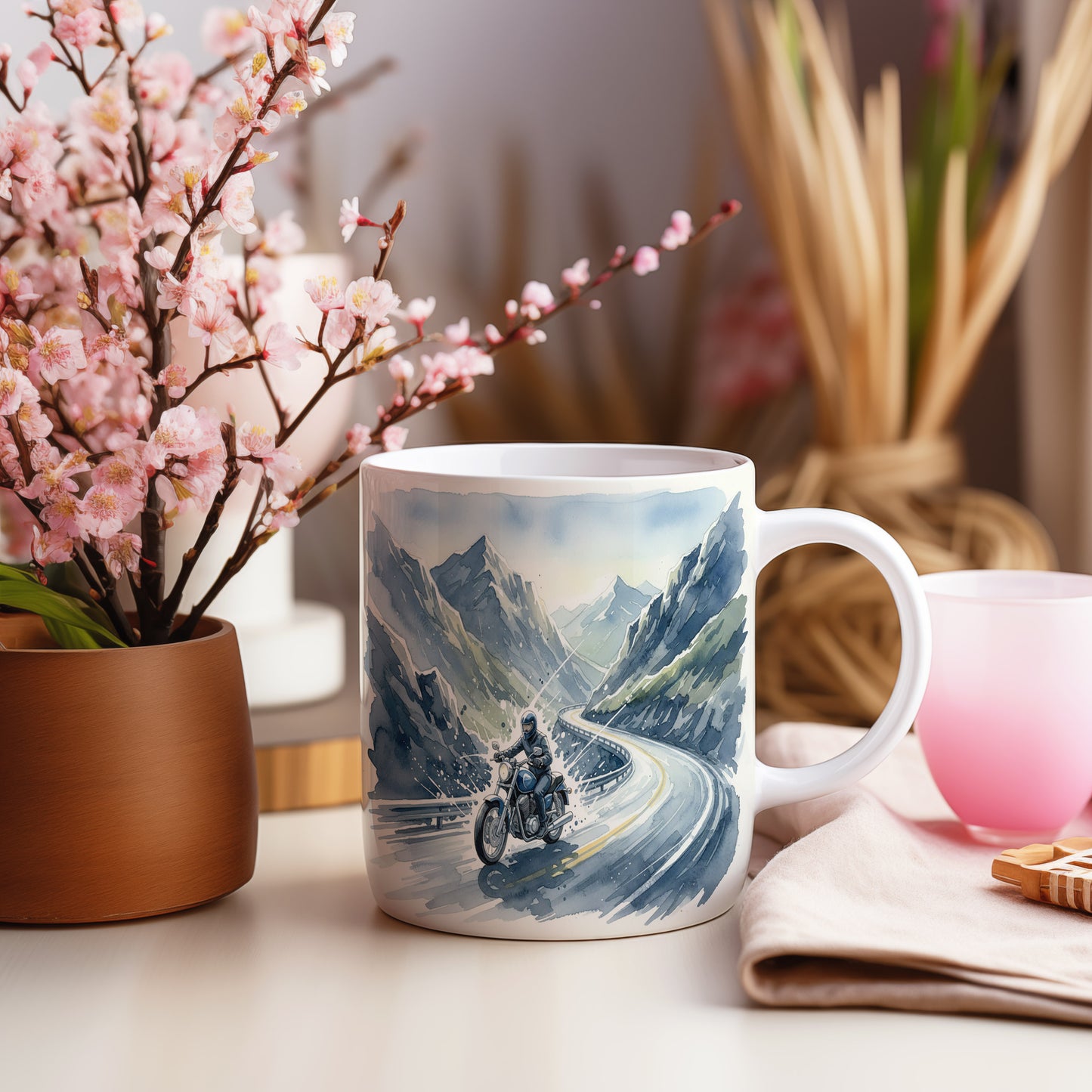 Hrnek s motorkářem v horské krajině