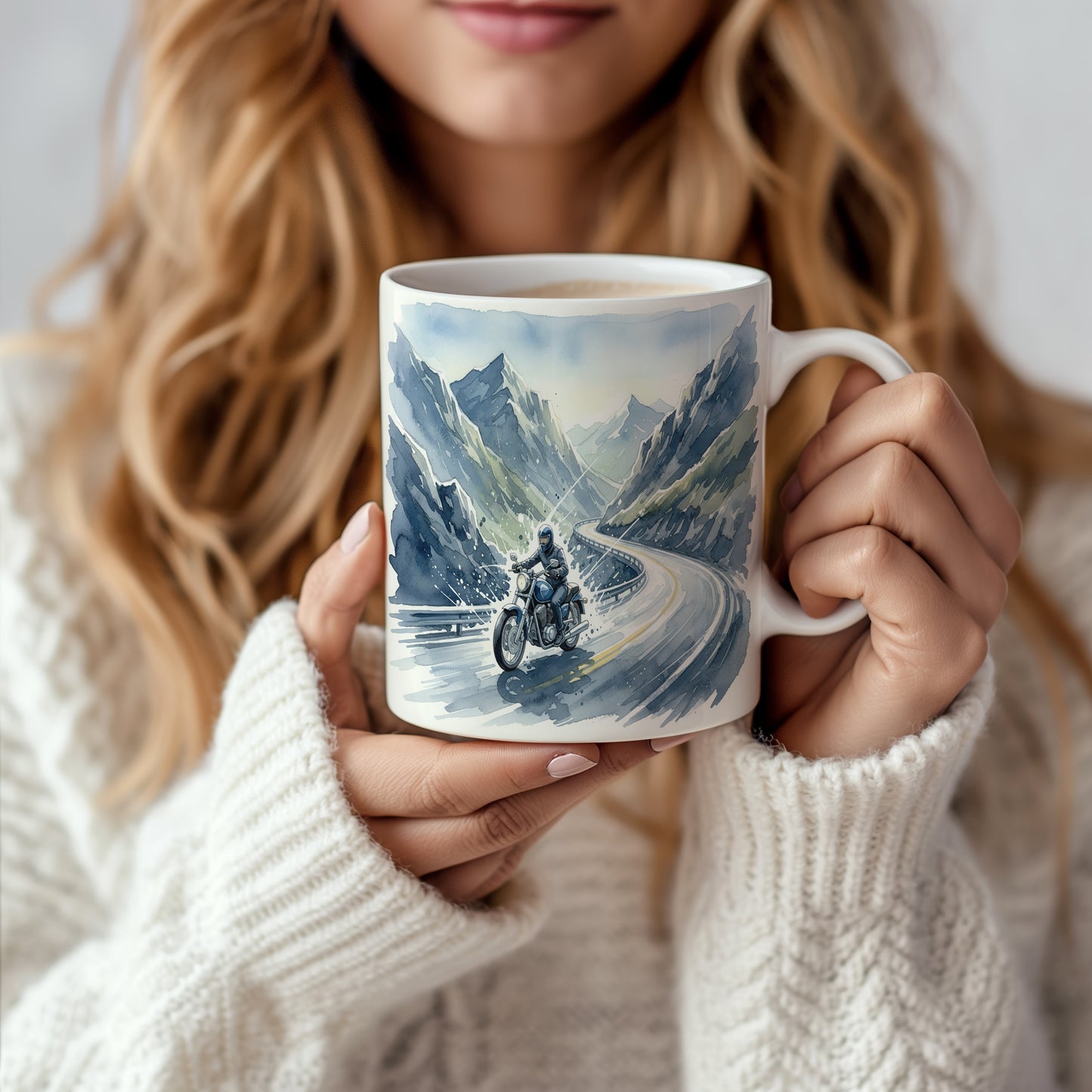 Hrnek s motorkářem v horské krajině