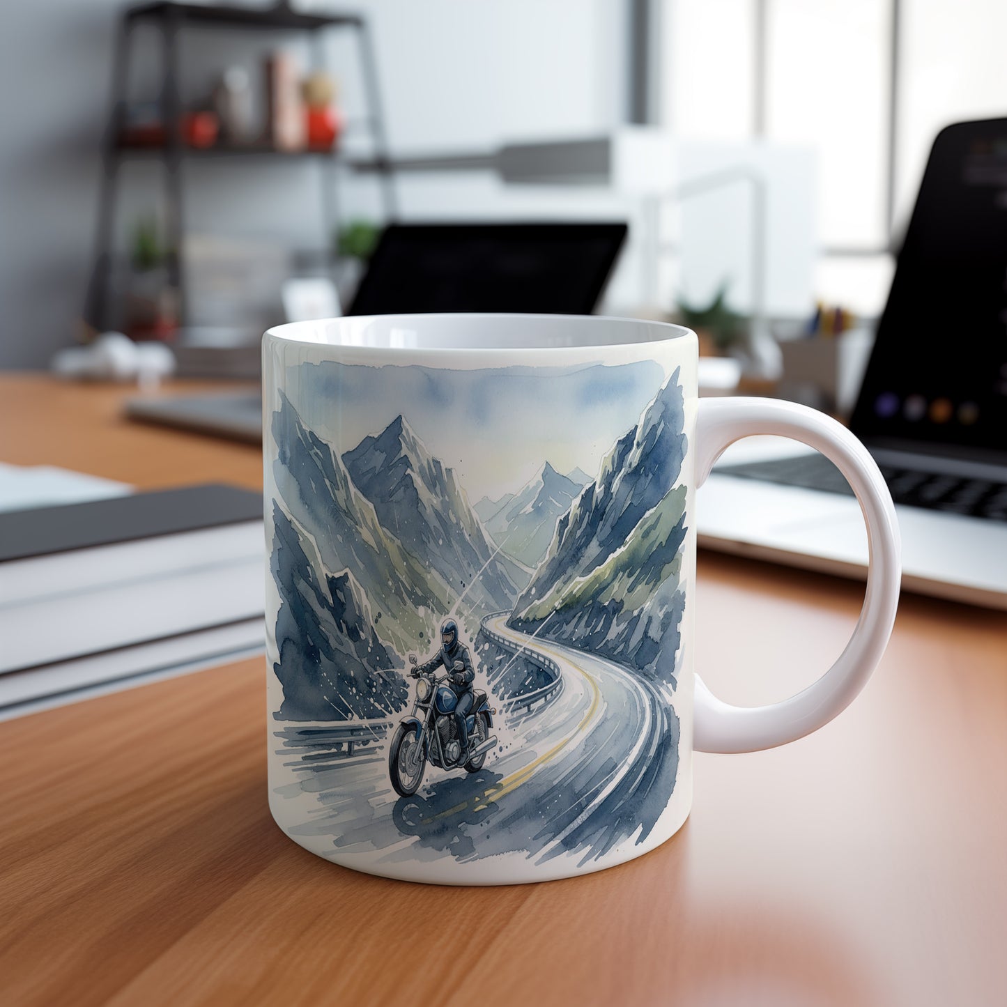 Hrnek s motorkářem v horské krajině