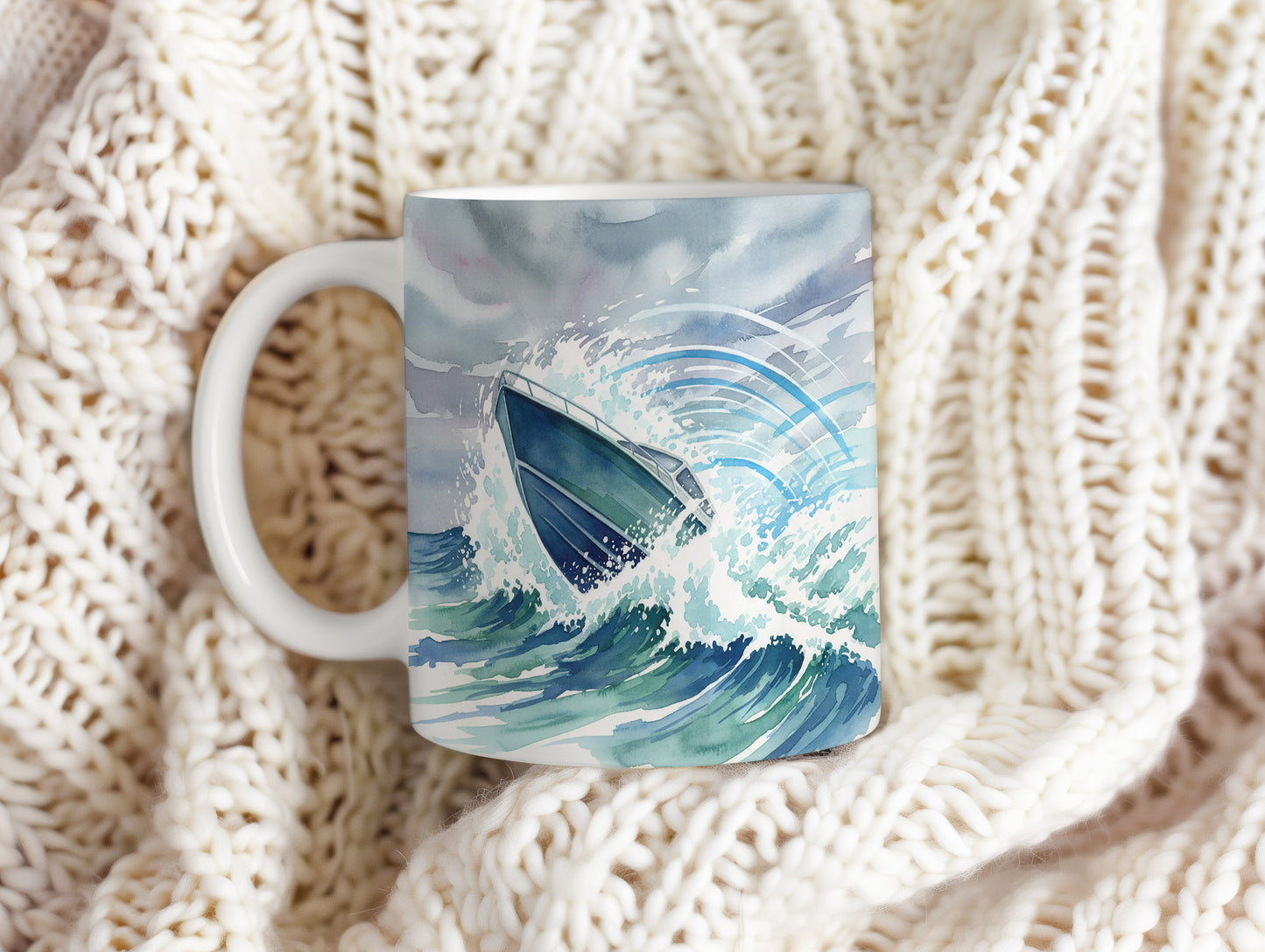 Hrnek s člunem v rozbouřených vlnách