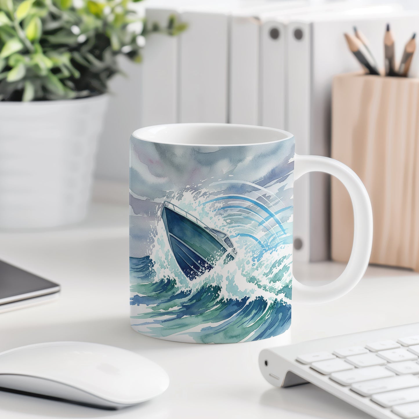 Hrnek s člunem v rozbouřených vlnách