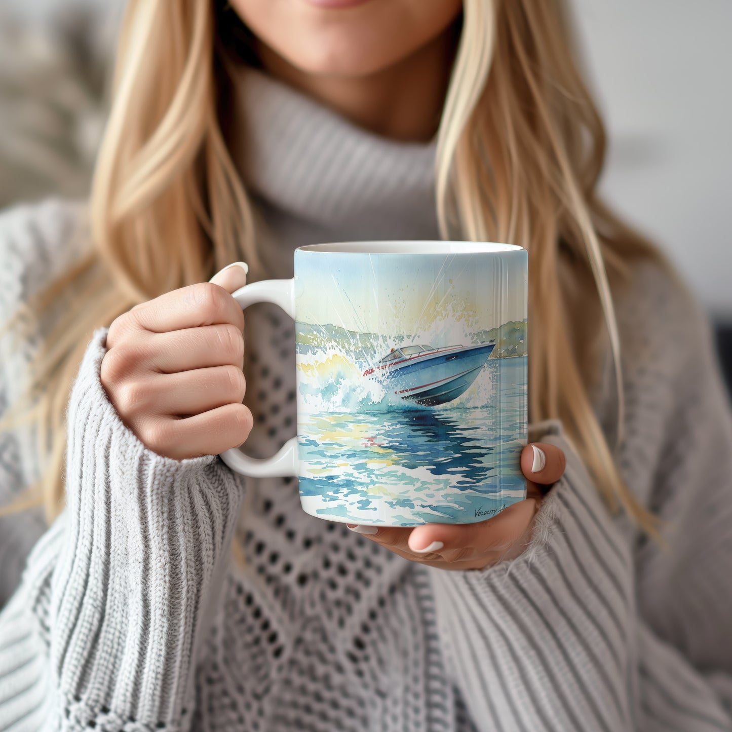 Hrnek s motorovým člunem na vlnách